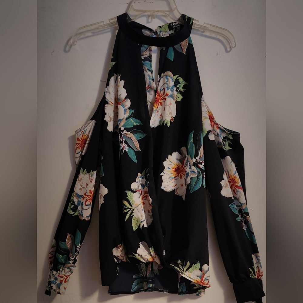 Black Chiffon blouse with a random floral print from the brand YOINS